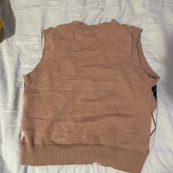 [SOLD] Light brown argyle sweater vest - Picture 3 of 6